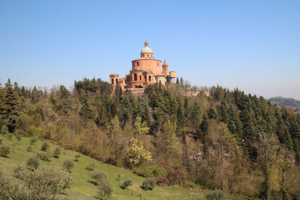 Via degli Dei. Veduta del Santuario della Madonna di San Luca. Foto @ Wikipedia commons 