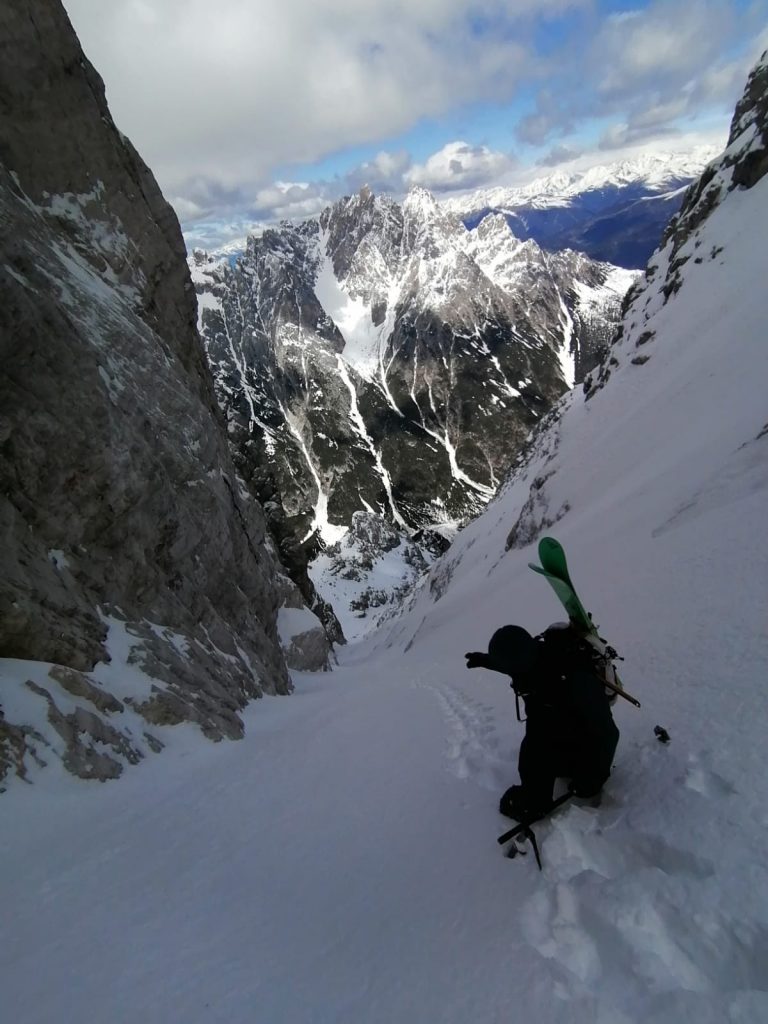 In salita nel Canale di Punta Tre Scarperi. Foto Davide Limongi