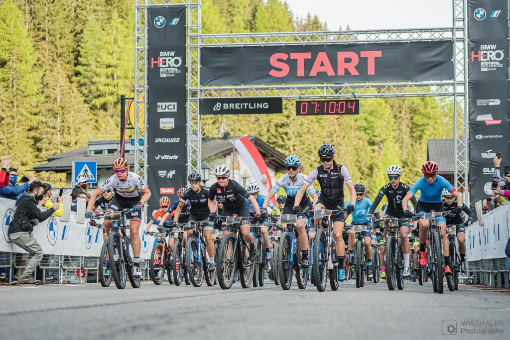 La partenza della BMW HERO Südtirol Dolomites. Foto BMW HERO Südtirol Dolomites