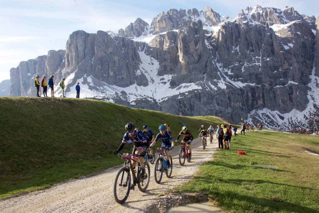 I concorrenti lungo un tratto di agile salita. Foto BMW HERO Südtirol Dolomites