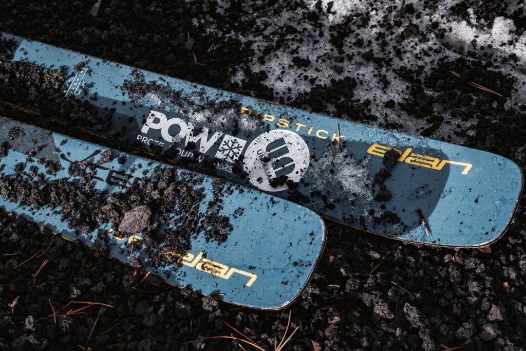 Shanty Cipolli con gli sci sulla cenere vulcanica. Foto Thomas Monsorno - Mammut