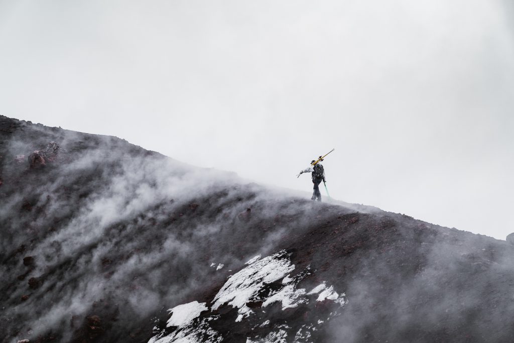 Shanty Cipolli con gli sci sulla cenere vulcanica. Foto Thomas Monsorno - Mammut