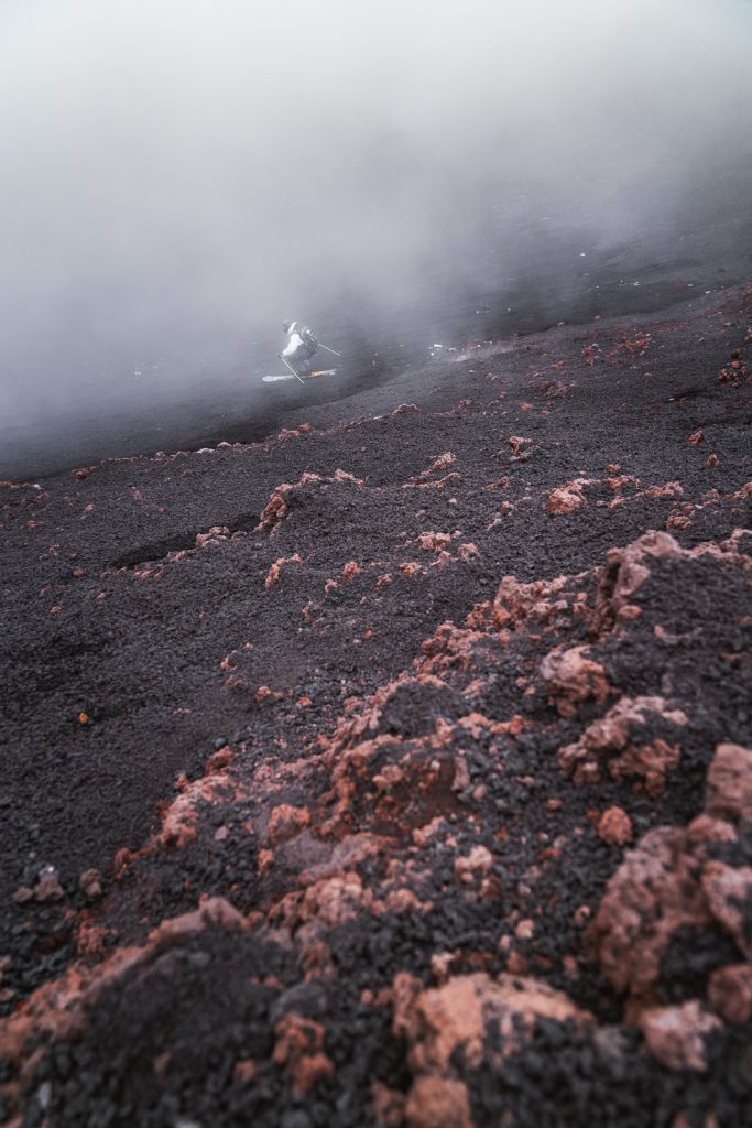 Shanty Cipolli con gli sci sulla cenere vulcanica. Foto Thomas Monsorno - Mammut