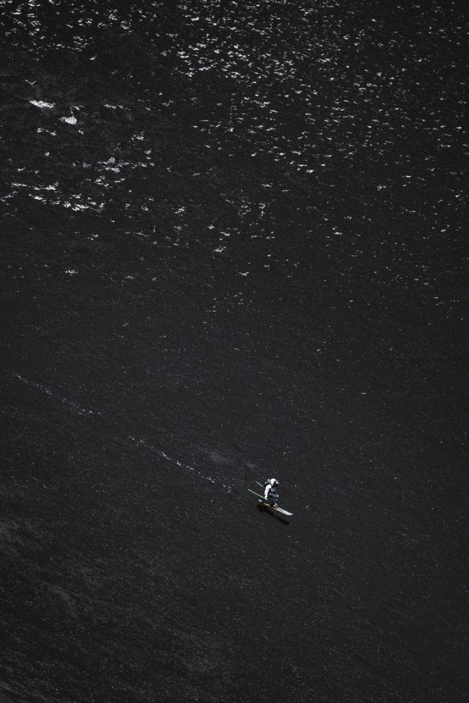 Shanty Cipolli con gli sci sulla cenere vulcanica. Foto Thomas Monsorno - Mammut