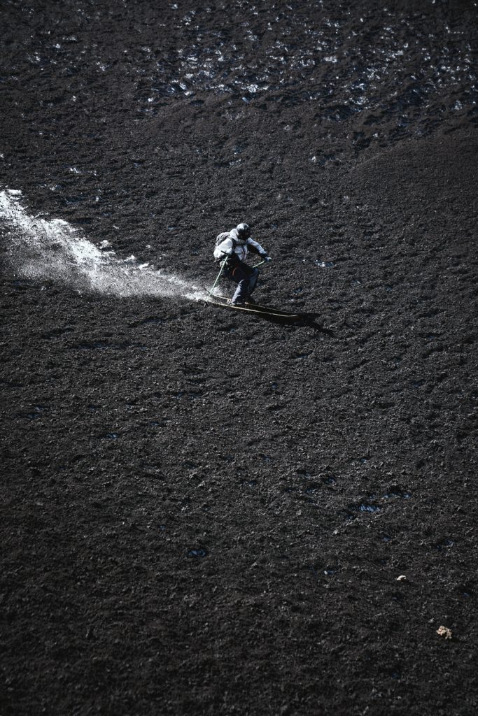 Shanty Cipolli con gli sci sulla cenere vulcanica. Foto Thomas Monsorno - Mammut