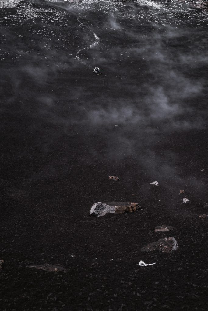 Shanty Cipolli con gli sci sulla cenere vulcanica. Foto Thomas Monsorno - Mammut