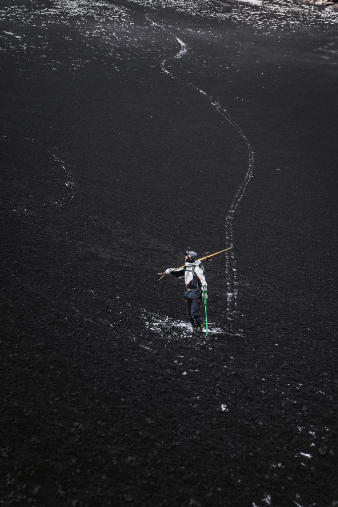 Shanty Cipolli con gli sci sulla cenere vulcanica. Foto Thomas Monsorno - Mammut