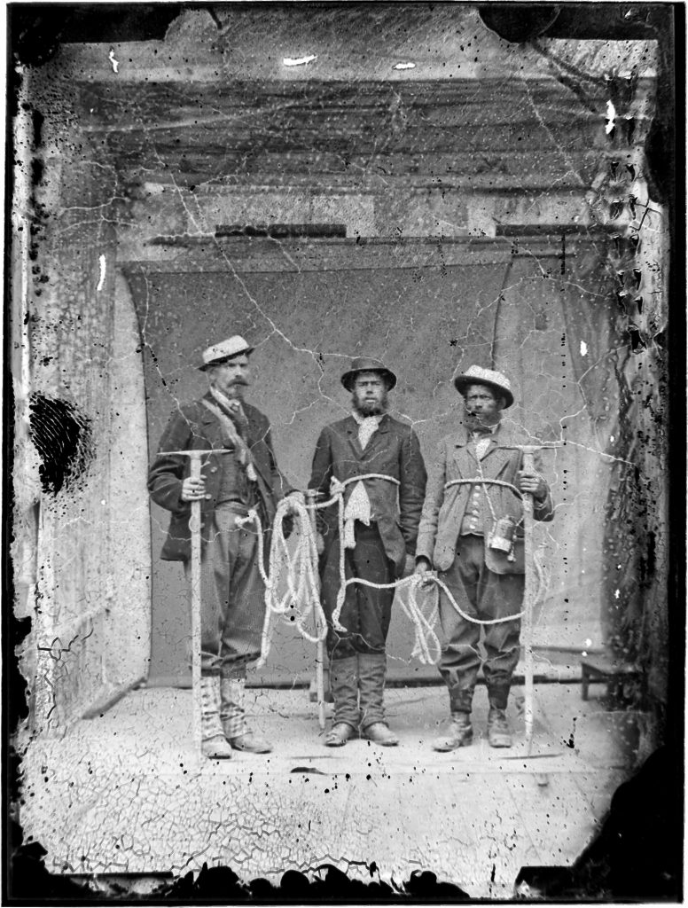 Annibal Ottino
Aosta, Le guide alpine Jean-Jacques Maquignaz, Johann Fischer ? e Jean-Antoine Carrel.
Primi anni Settanta del ‘800
Lastra fotografica al collodio umido 120x90 mm
Aosta, M.F. Fedele