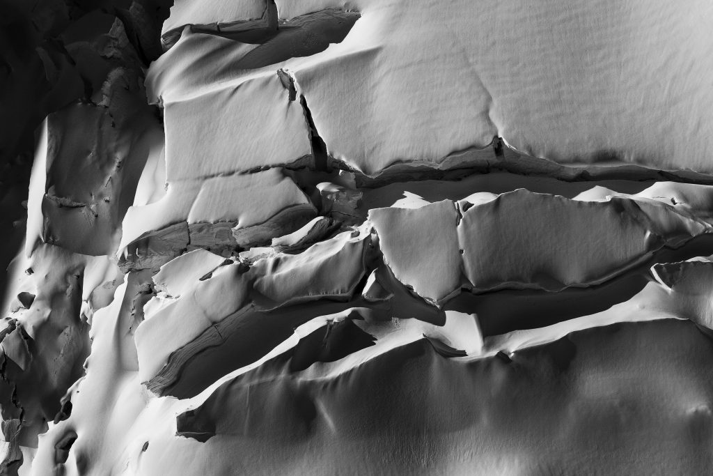 La bellezza grafica dei crepacci sul Ghiacciaio del Lys, nel particolare di un’immagine della guida alpina e fotografo Davide Camisasca.