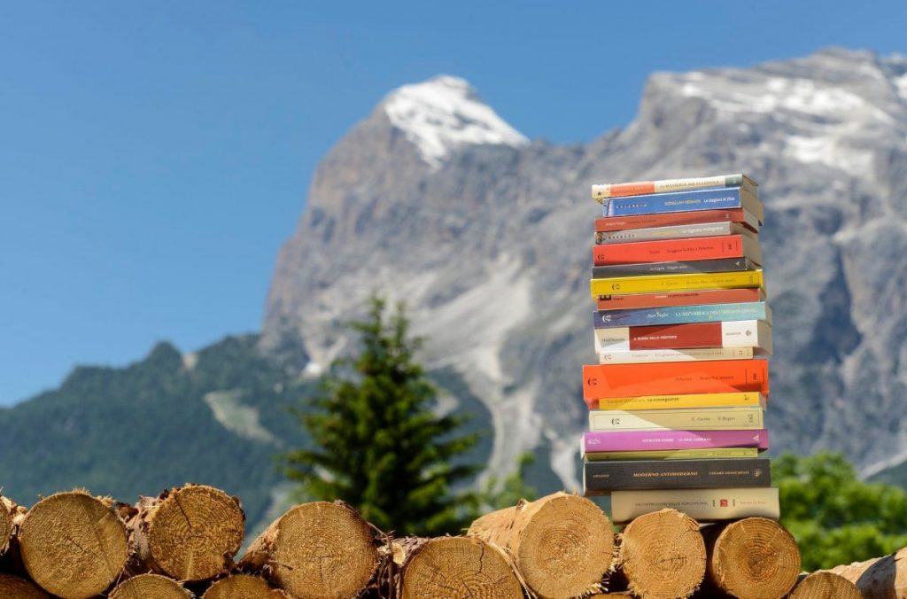 una montagna di libri, cortina