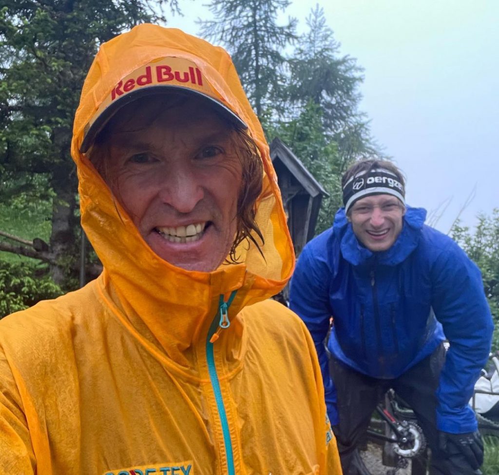 Stefan e Philipp pedalano sotto alla pioggia. Foto Instagram Philipp Hans