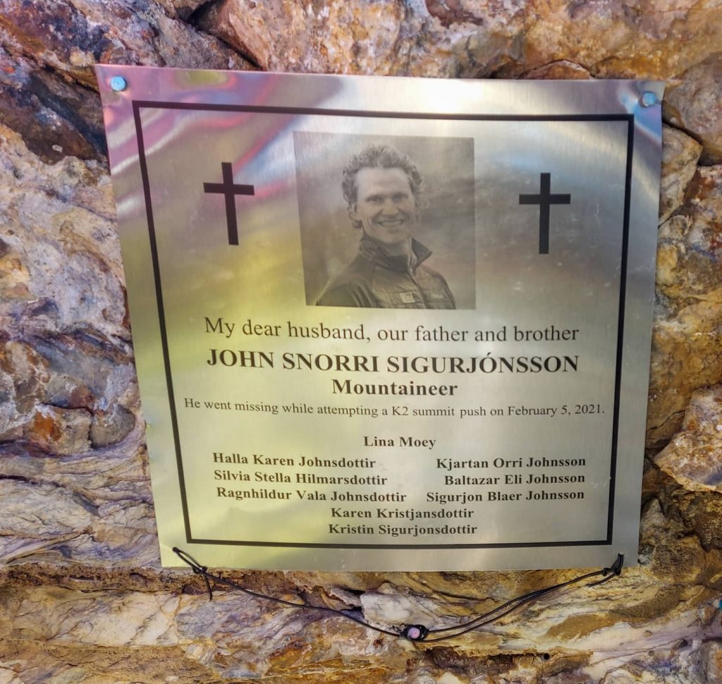 Targa al Gilkey Memorial posta durante la cerimonia in ricordo degli alpinisti sicmparsi sul K2 lo scorso inverno.
