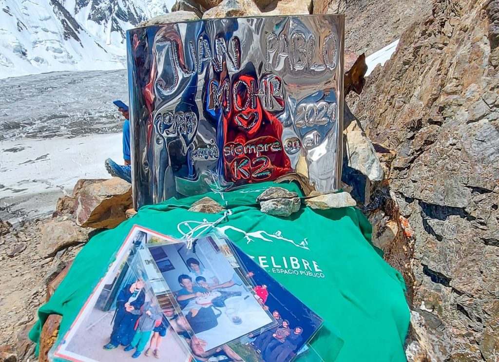 Targa al Gilkey Memorial posta durante la cerimonia in ricordo degli alpinisti sicmparsi sul K2 lo scorso inverno.