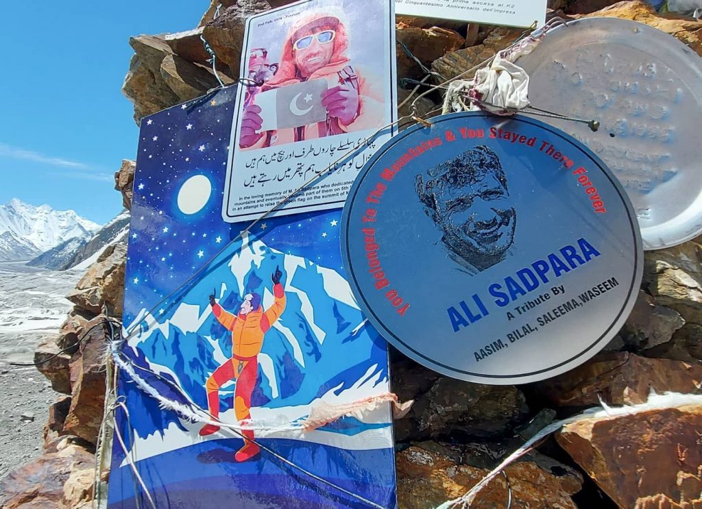 Targa al Gilkey Memorial posta durante la cerimonia in ricordo degli alpinisti sicmparsi sul K2 lo scorso inverno.