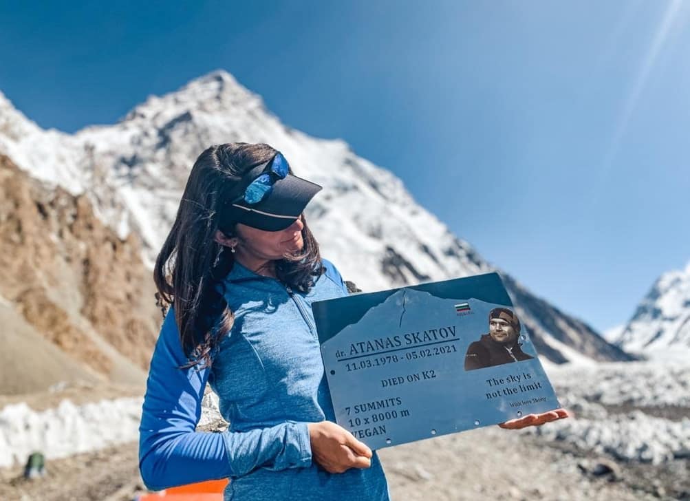Targa al Gilkey Memorial posta durante la cerimonia in ricordo degli alpinisti sicmparsi sul K2 lo scorso inverno.