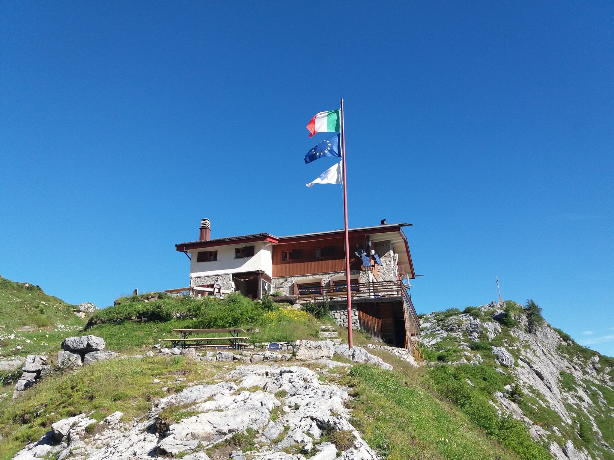 Il rifugio Albani. Foto @ Cai Bergamo FB