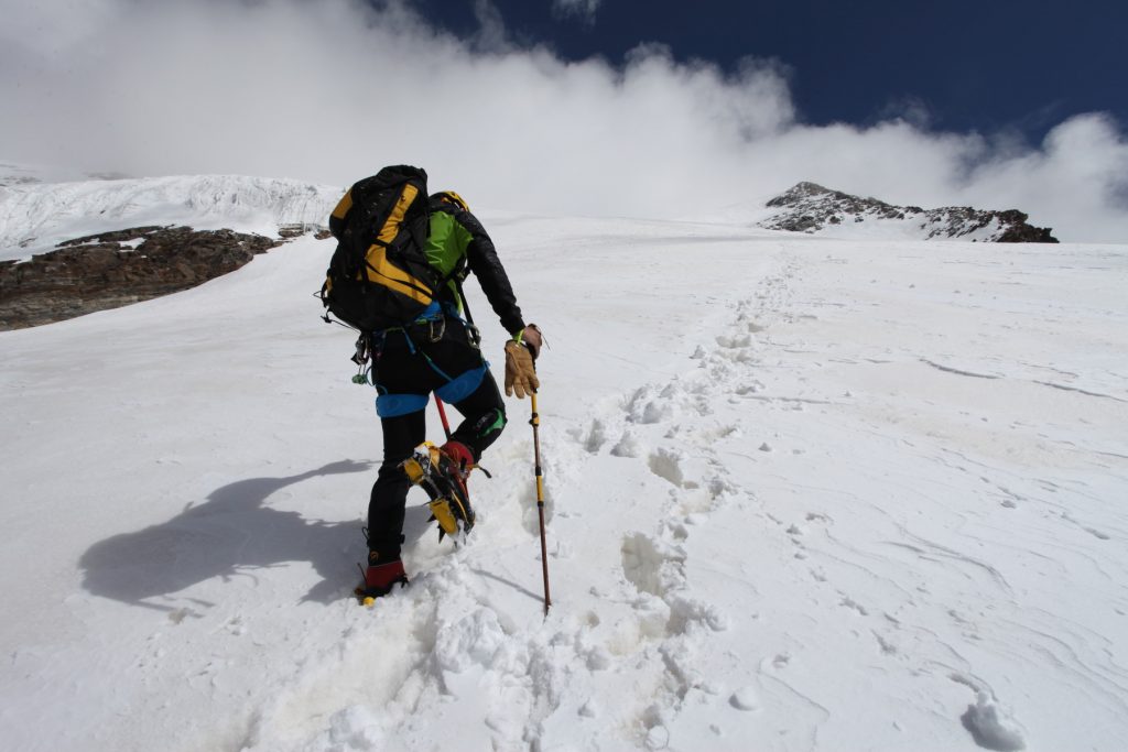 Sul filo dei 4000 tra la punta Vincent e la capanna Margheruta. Foto @ Andrea Greci 