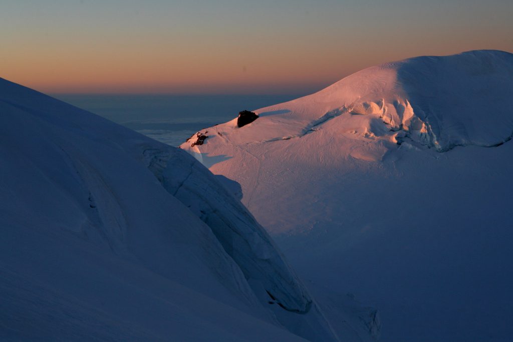 Cordate all’alba verso la cima della Parrot, sulla lunga traversata di cresta che collega la Punta Giordani alla Punta Gnifetti. Foto @ Andrea Greci
