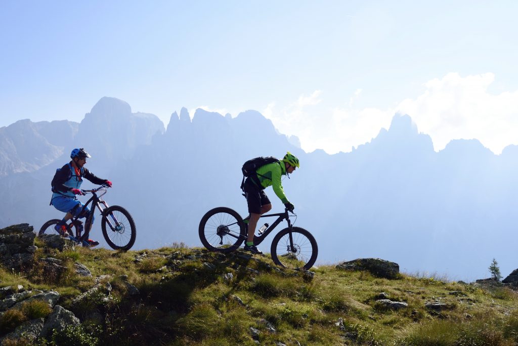 Biker impegnati in montagna. Foto Apt San Martino di CAstrozza