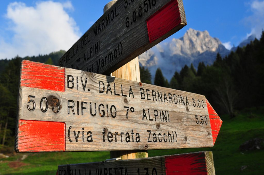 Cartelli al rifugio Bianchet