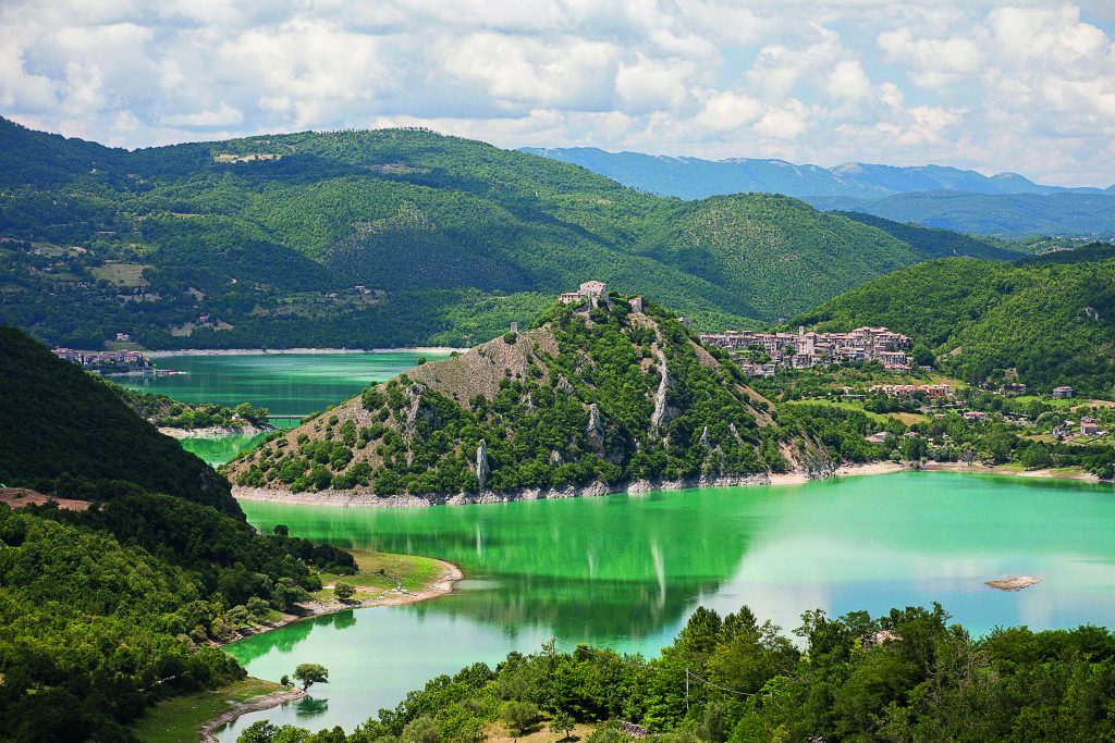 Panorami tra i più belli del Lazio nel profumo delle ginestre e del timo, Castel di Tora si allunga sulle rive del lago artificiale del Turano, circondato da una corona di fitti boschi sui quali domina il Monte Navegna (1506 metri). Foto @ MIRKO PRADELLI