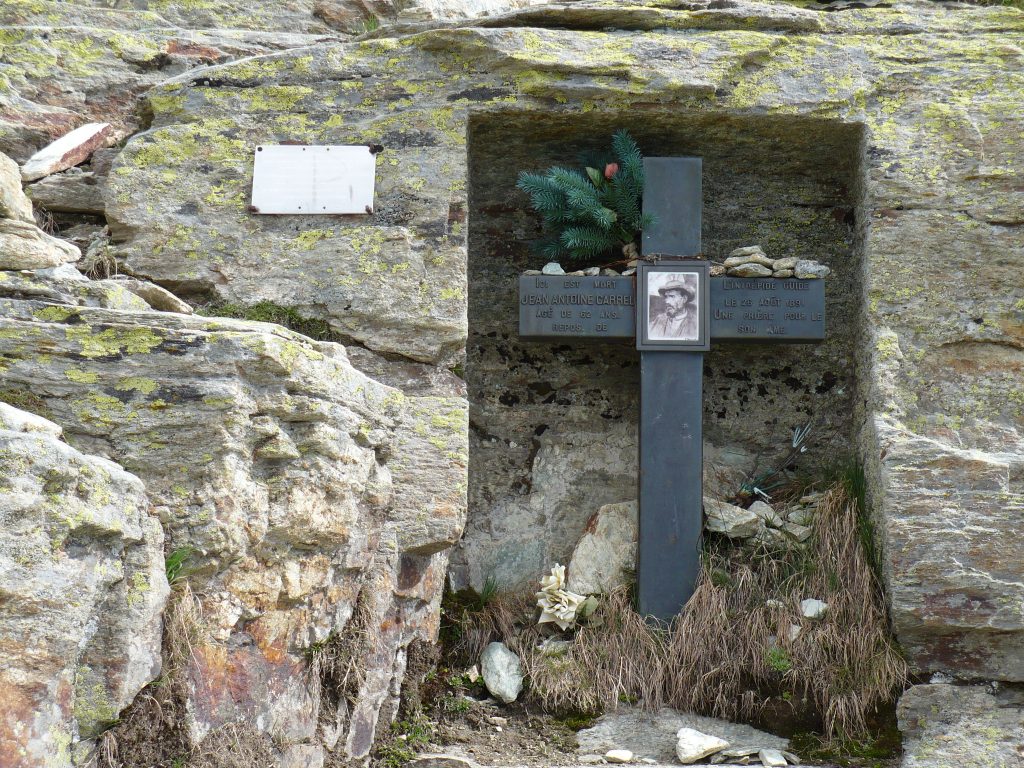 La Croix Carrel, che ricorda il punto in cui morì, lungo la via italiana al Cervino. Foto @ wikimedia commons