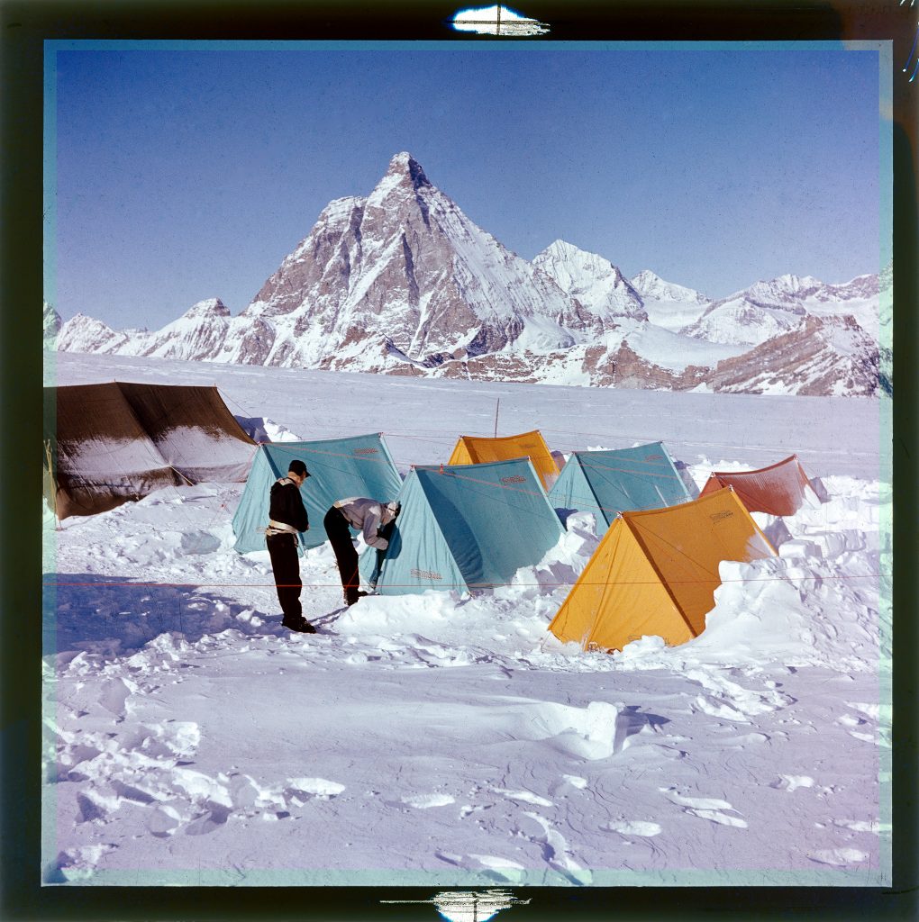 Autore non identificato
Valtournenche, Plaeau Rosà; tendopoli per la preparazione alla spedizione per il K2.
Estate 1951
Pellicola 60x60 mm/ diapositiva
Torino, Archivio Famiglia CRAVETTO