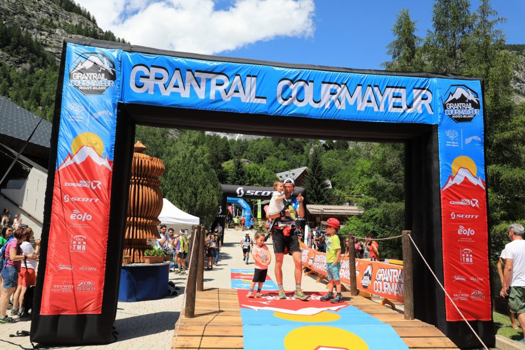 Andrea Macchi con i figli all'arrivo del Gran Trail di Courmayeur. Foto Carmine Troise