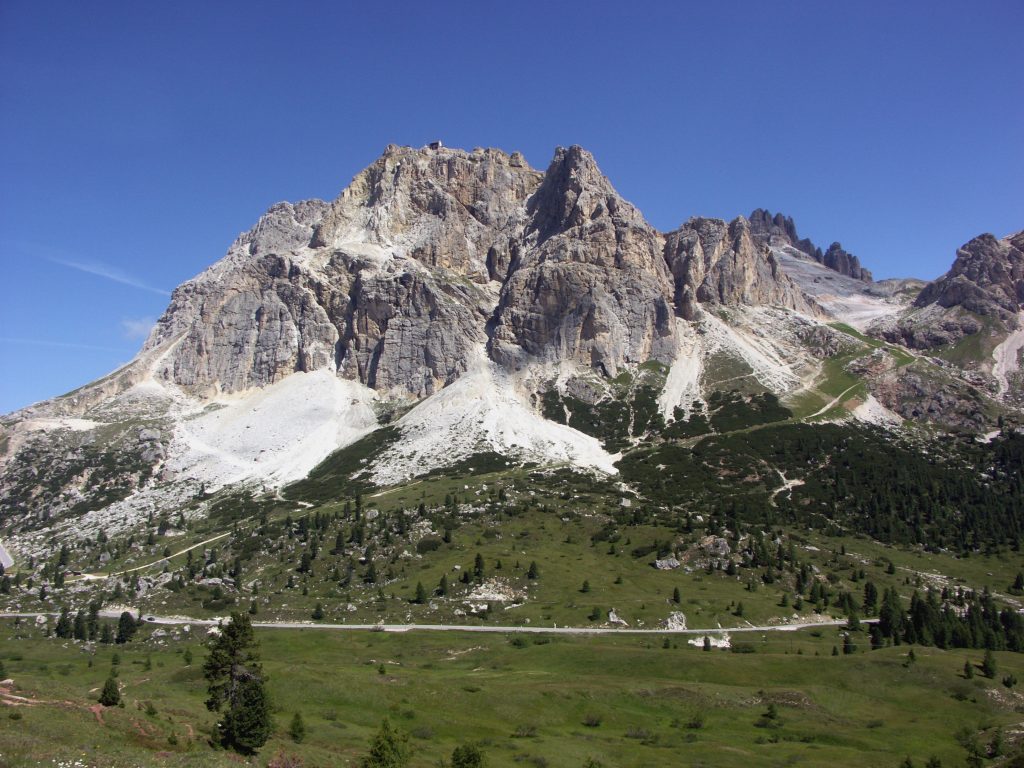 Il Piccolo Lagazuoi visto dal passo Falzarego. Il rifugio Lagazuoi si trova sulla vetta. Foto @ Wikimedia commons