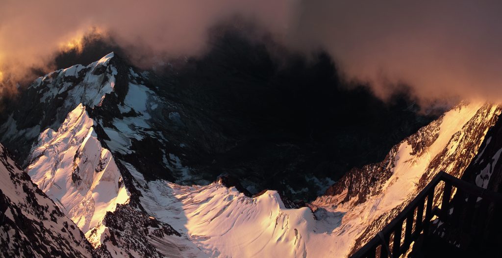 Visto dalla balconata della capanna Margherita, il tormentato versante valsesiano della Gnifetti, con la Cresta Signal che si perde nelle nebbie. Foto @ Davide Camisasca