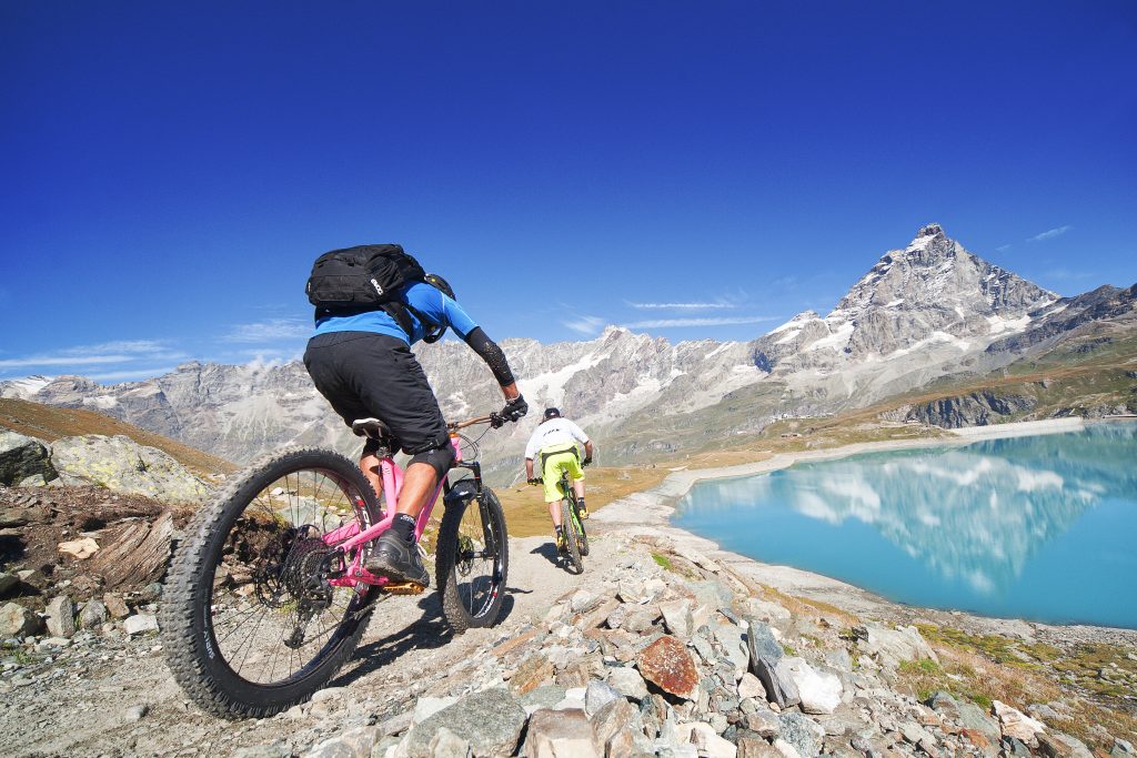In bici attorno al Cervino.