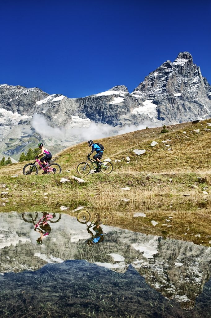 In bici attorno al Cervino.