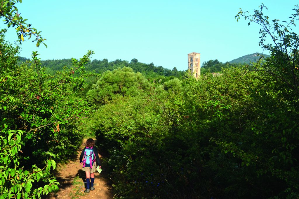 Al limitare della verdissima valle Muzia, tra Pozzaglia e Orvinio, è possibile ammirare i resti dell’abbazia benedettina di Santa Maria del Piano (sullo sfondo, il suo campanile romanico). Foto @ SIMONE FRIGNANI