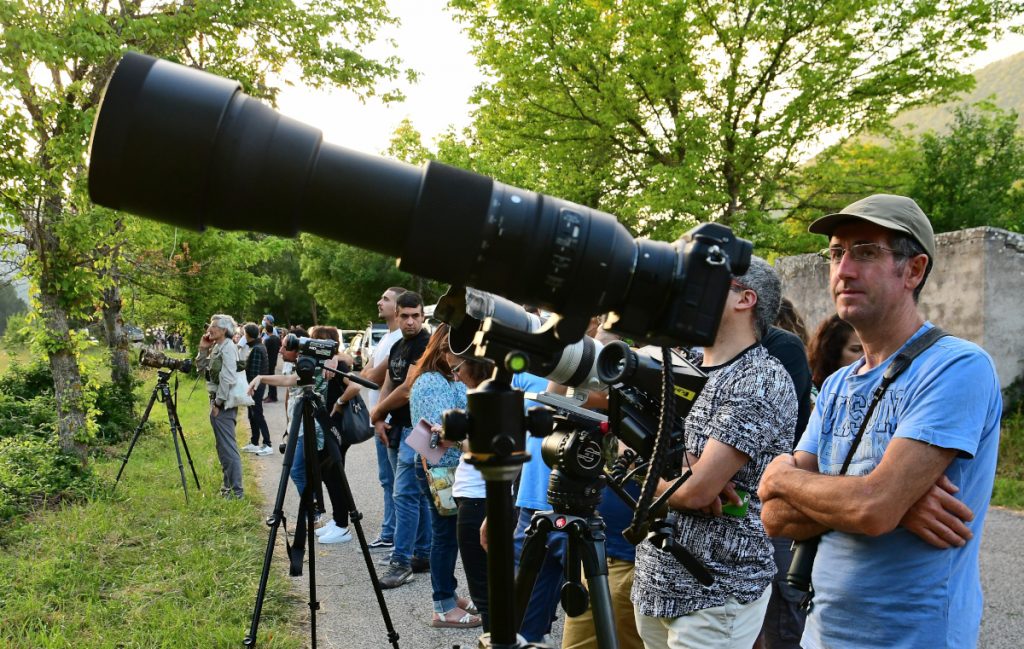 Paolo Forconi con il suo teleobiettivo, foto SA