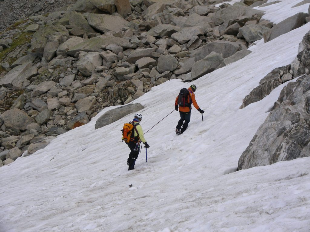 Una cordata in conserva corta di alpinisti su un nevaio. Foto @ wikimedia commons 