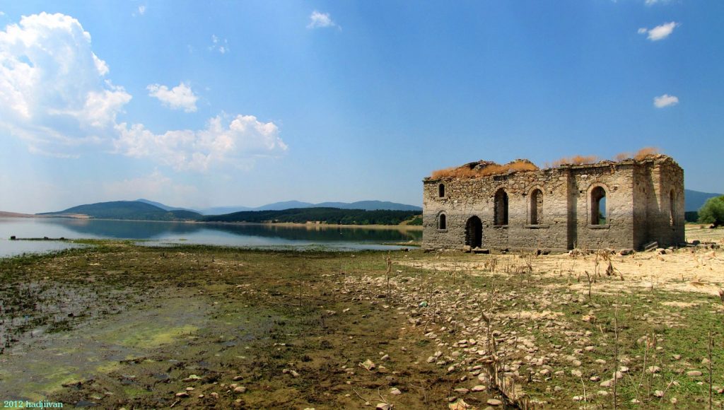 La chiesa sommersa del lago Zhrebchevo - Foto Wikimedia Commons @Ivan Hadji