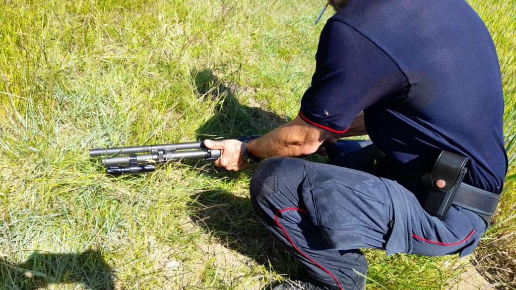 Un fucile con proiettili di gomma