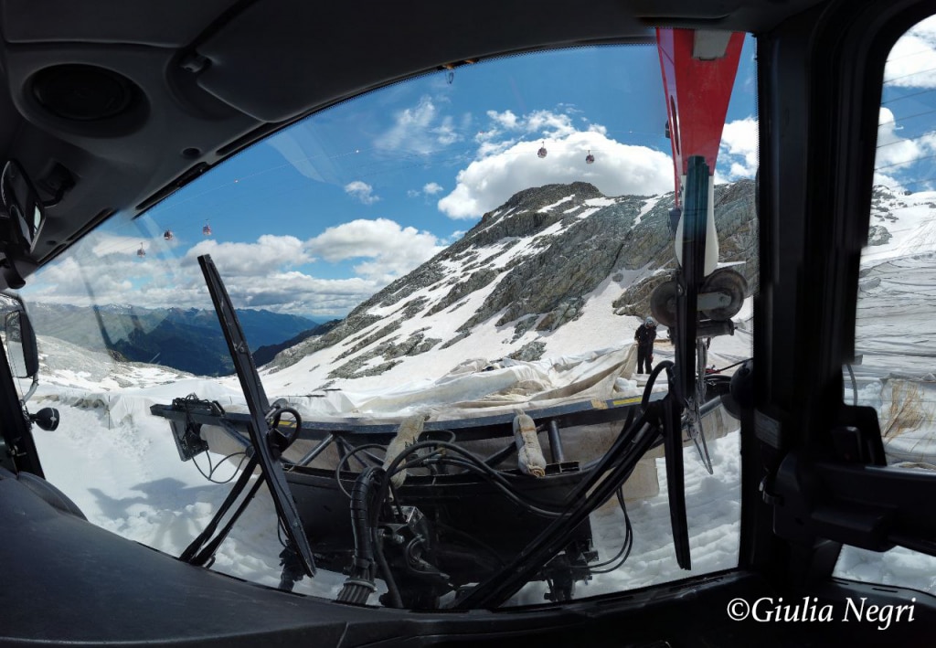 Il gatto delle nevi porta in loco il telo avvolto su un grande “rocchetto” (foto Giulia Negri)