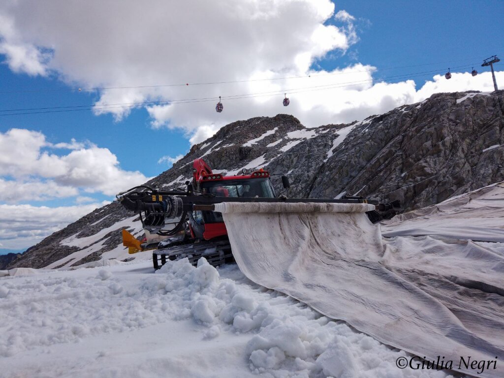 Il gatto delle nevi srotola il telo sul ghiacciaio (foto Giulia Negri)