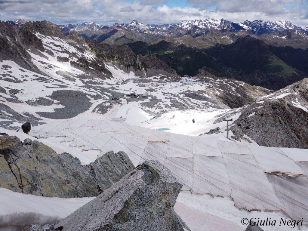 Il ghiacciaio Presena ricoperto dai teli, visto dall’alto (foto Giulia Negri)