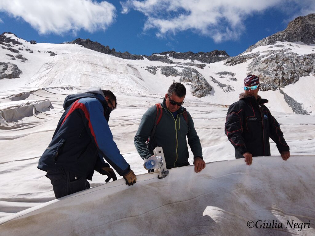 Gli operatori cuciono i teli tra loro (foto Giulia Negri)