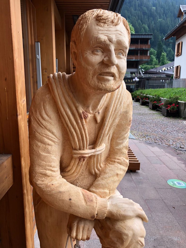 Dettaglio della panchina. Cesare Maestri. Foto @ Gian Maestri