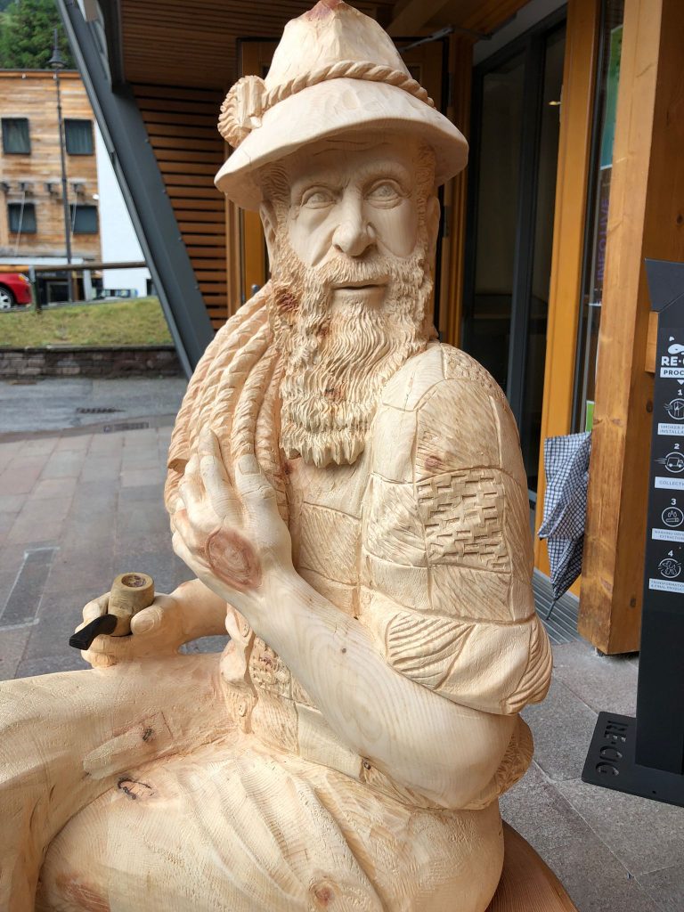 Dettaglio della panchina. Bruno Detassis. Foto @ Gian Maestri