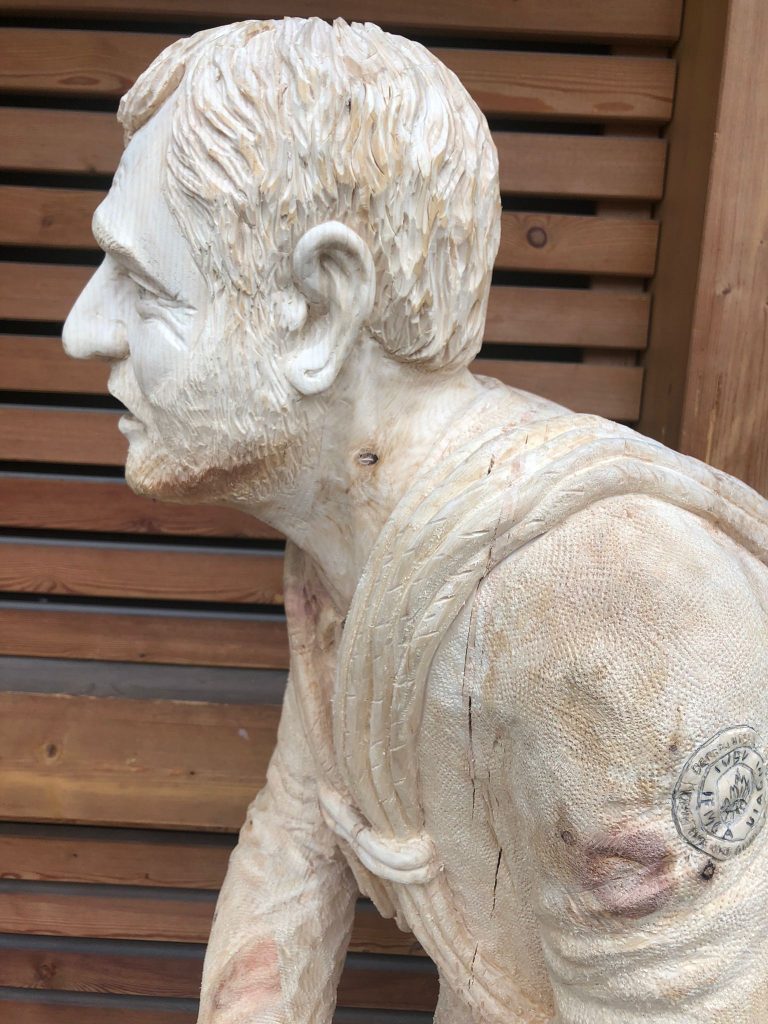 Dettaglio della panchina. Cesare Maestri. Foto @ Gian Maestri