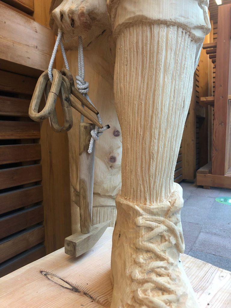 Dettaglio della panchina. Cesare Maestri. Foto @ Gian Maestri