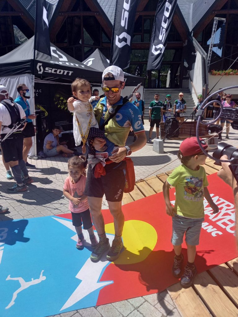 Andrea con i figli. Foto archivio Andrea Macchi