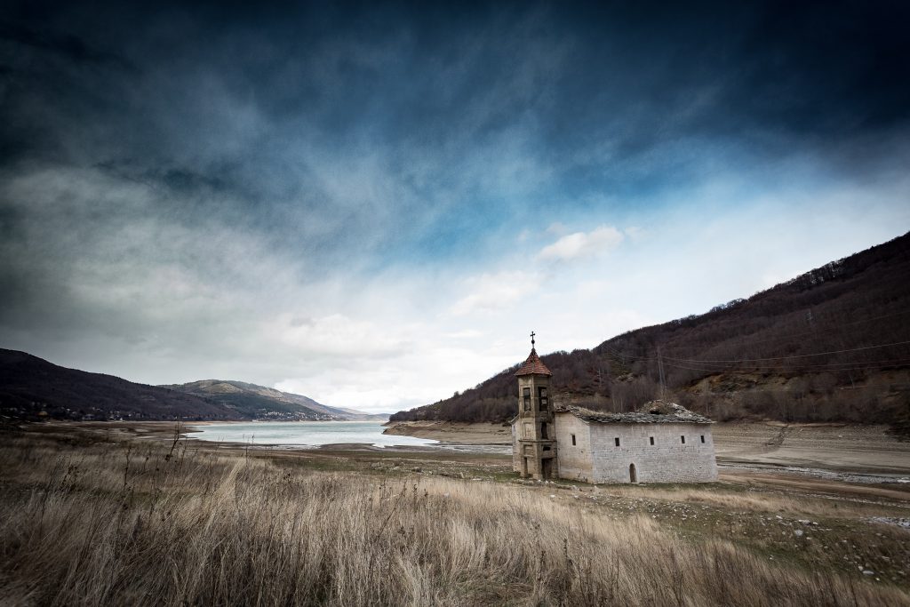 La Chiesa del lago di Mavrovo - Foto Antonio Janeski @Unsplash