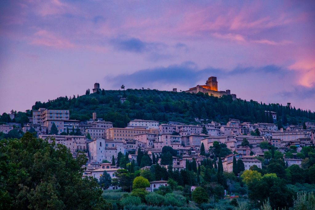 Assisi al tramonto - Foto Francesco Baistrocchi @Unsplash