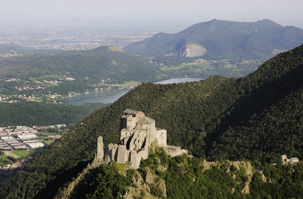 La Sara di San Michele con, sullo sfondo, i laghi di Avigliana.