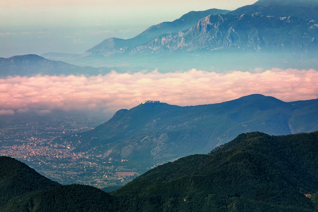 Al centro, in lontananza, l’abbazia di Montecassino è una delle più note del mondo. Nel 529 san Benedetto scelse questa montagna per costruire un monastero che avrebbe ospitato lui e quei monaci che lo seguivano da Subiaco. Foto @ ISTOCKPHOTO